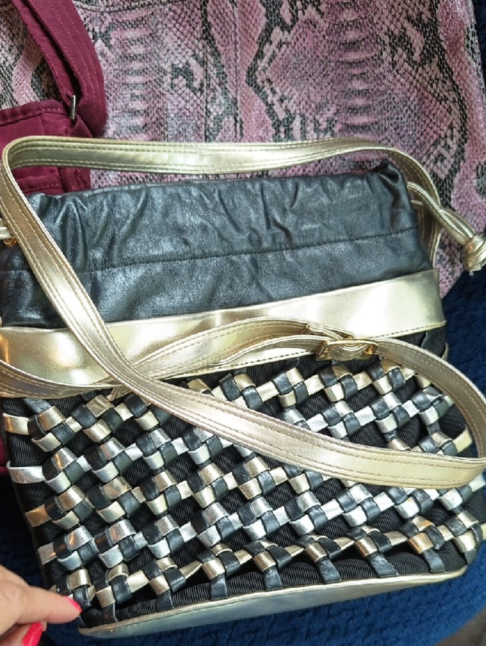 Lot Of 3 - Woven š¤/Gold Purse, B/W Leather Clutch, BCBG Pink/š¤ š-Skin Tote - Picture 6 of 15